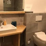 Birklstueberl Restaurant Und شقة