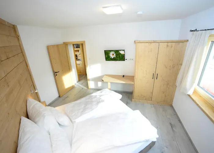 Birklstueberl Restaurant Und شقة